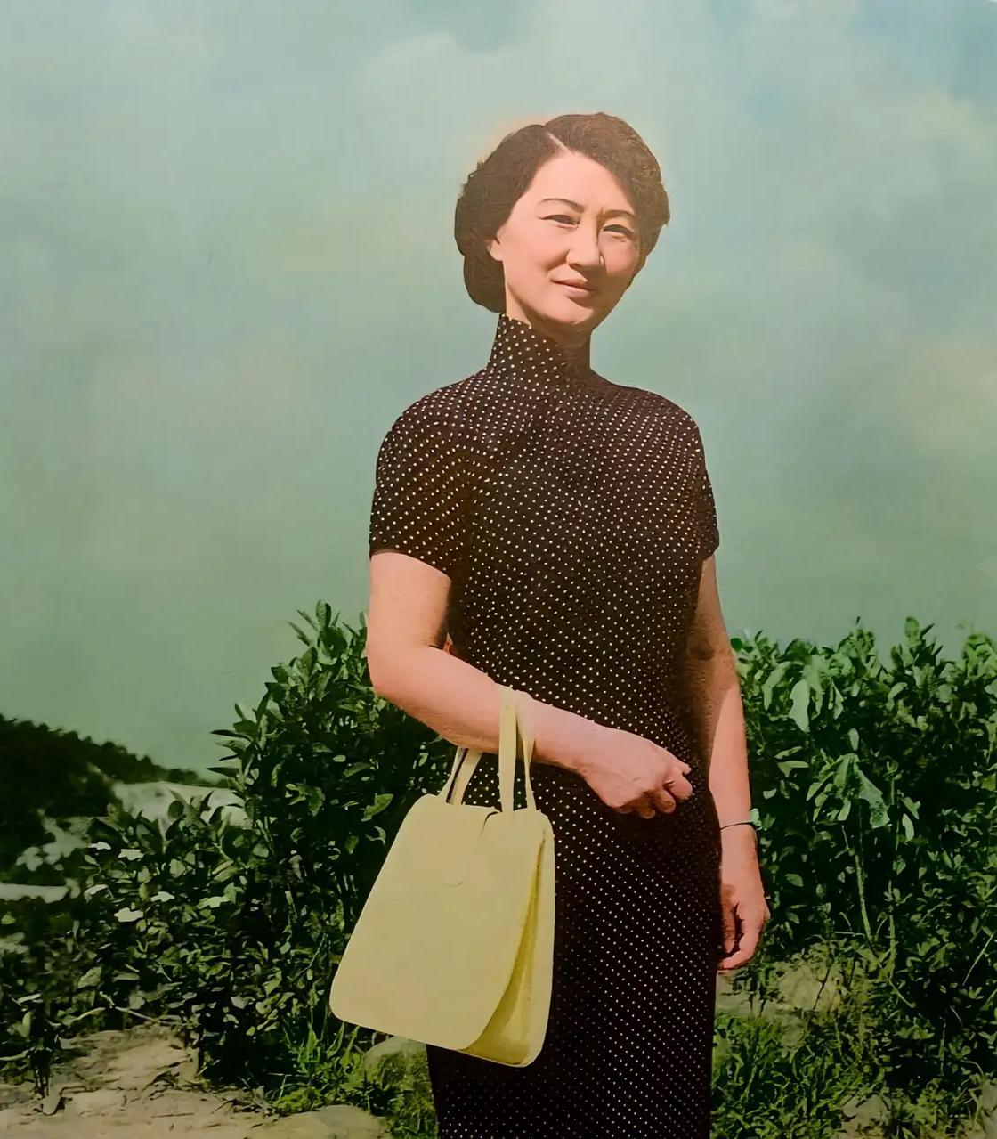 1955年，43岁的赵一荻在新竹陪伴张学良软禁时的一张留影，镜头中她穿着素雅旗袍