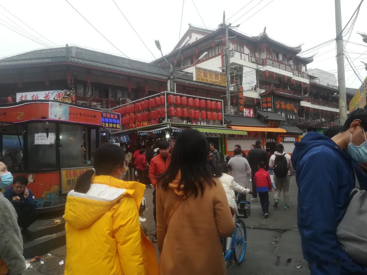 如果一个姑娘邀请你与她喝酒，那一定是她喜欢你。数年前在上海打工，一位甘肃女孩想到