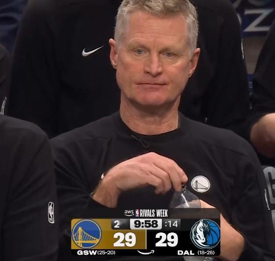 追梦上来抢个篮板到手里丢了 克莱命中三分 又接球失误 反击又丢2分  10秒5分