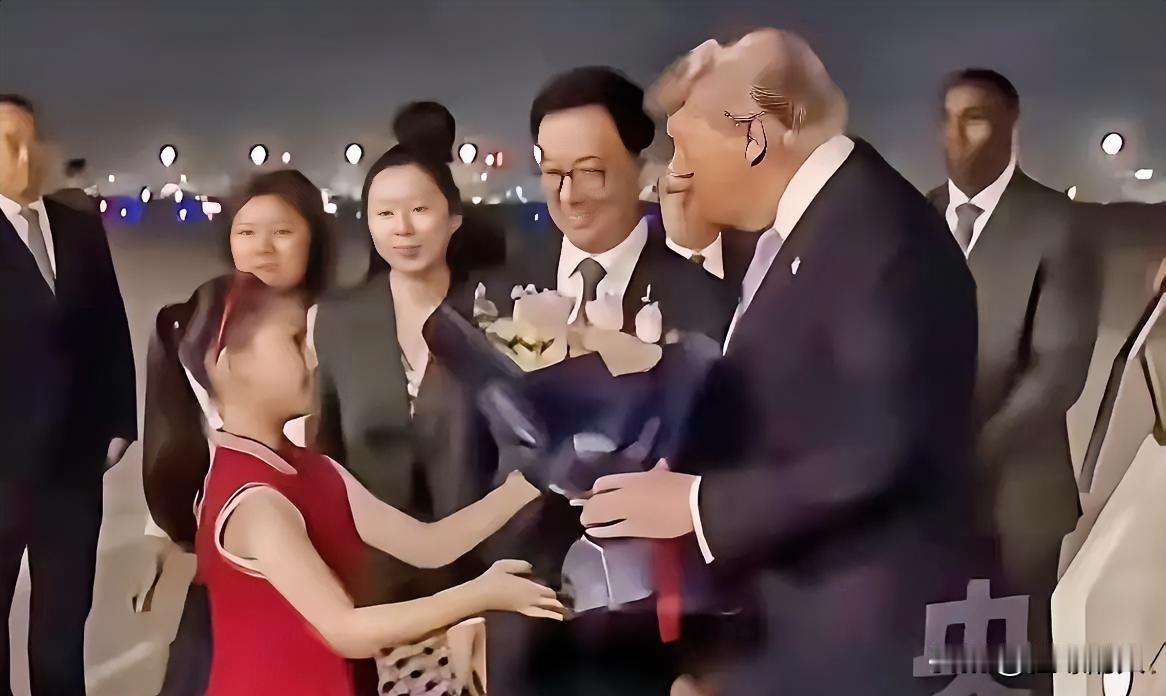 昨晚的迎接仪式上，最打动我的不是整齐的仪仗队，也不是热闹的欢迎人群，而是那个一袭