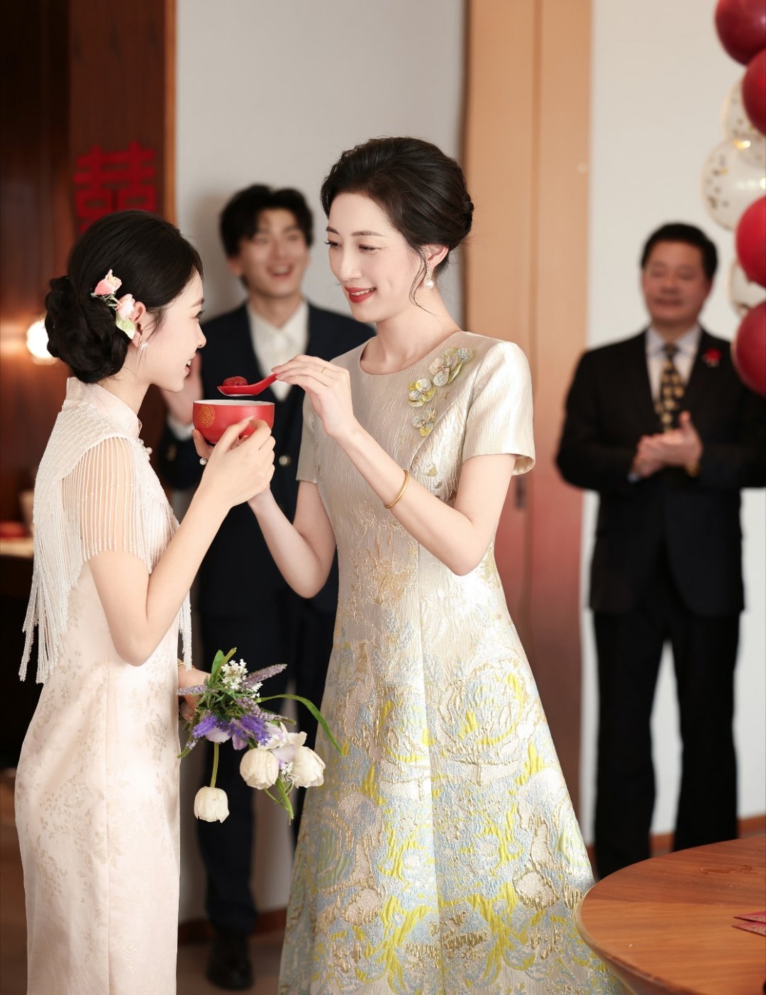 给我妈整了套礼服试穿谁懂啊！妈妈从来不舍得为自己花钱，换上礼服那一刻气质直接拉满