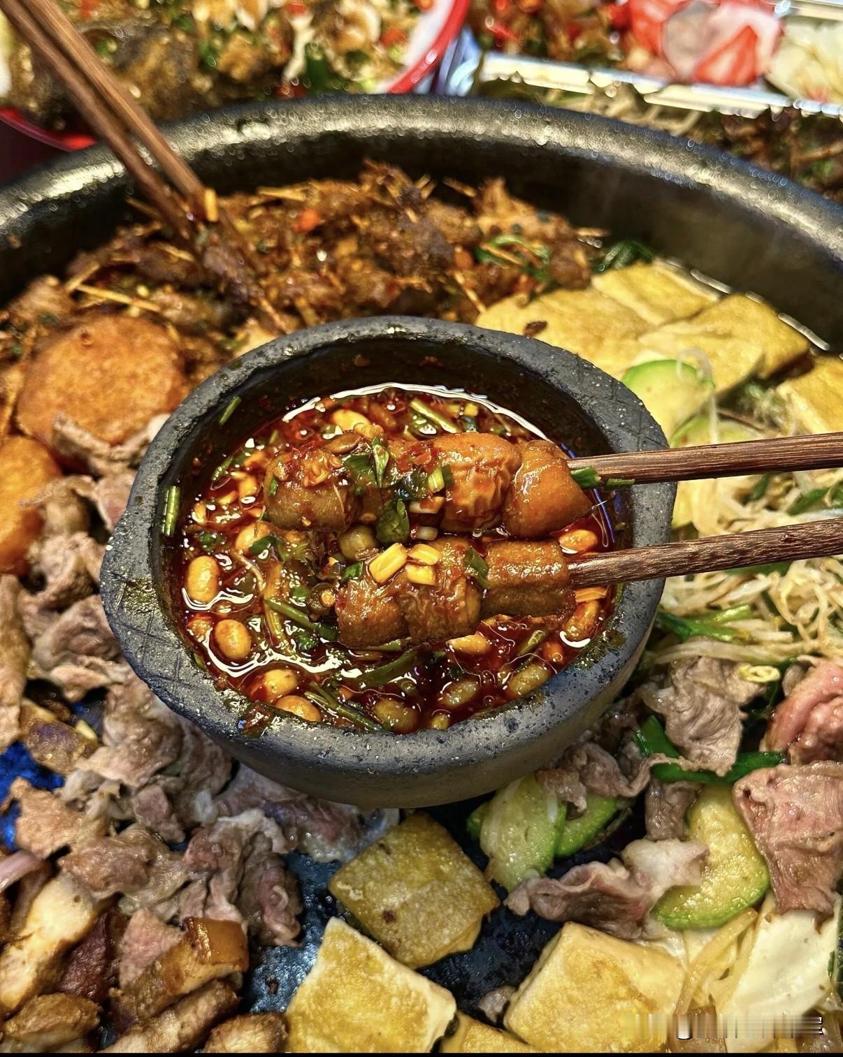 “洛锅啊”，这称呼莫名有种亲切劲儿。我想起之前去贵州旅游，当地有特色的酸汤洛锅，