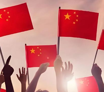 这几年，岛内政坛有个奇怪现象——“国民党怕被抹红”几乎成了政治综艺的固定笑点。