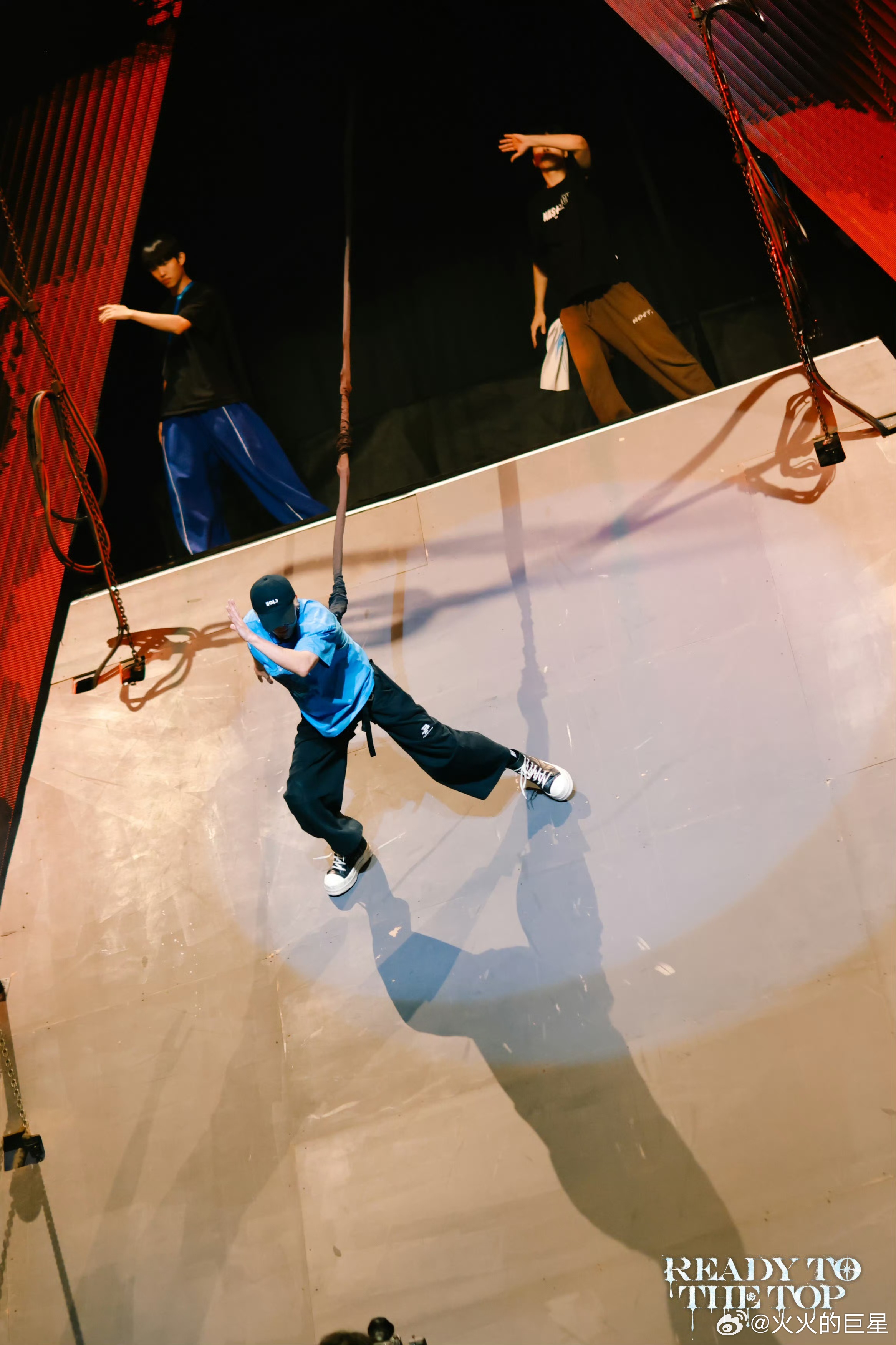 努力终有回响，陪伴从不缺席。等了这么久，终于等到鹭卓站上专属音综舞台，这是送给粉