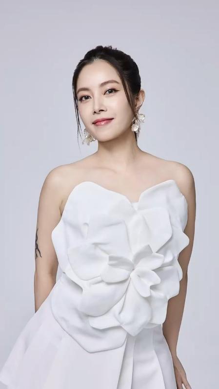 “陪我睡一晚，保你荣华富贵”，2009年，徐怀钰被经纪人带进酒吧，一个大腹便便的