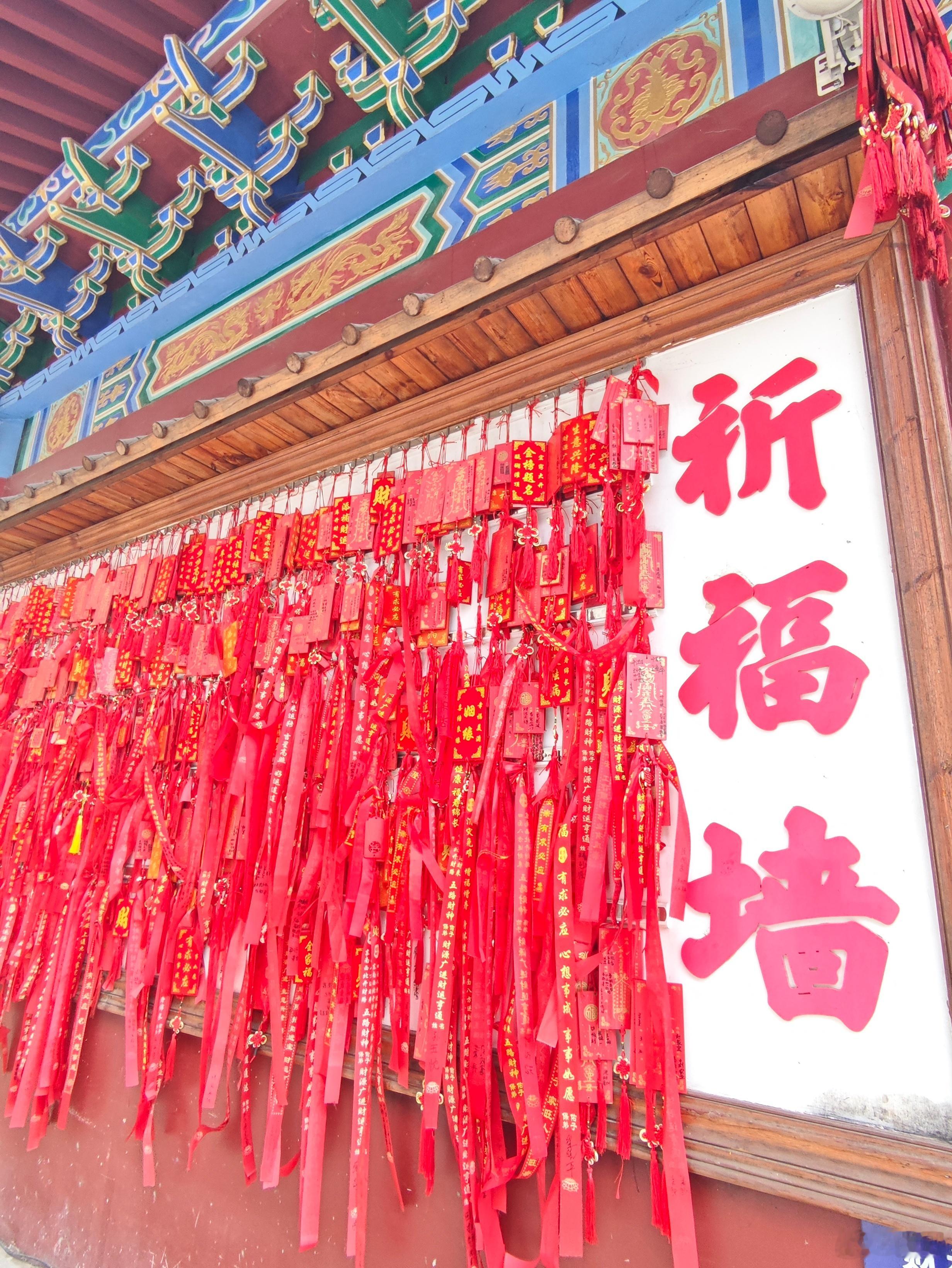 霜降至，秋意渐浓也渐远。想留住今年深秋的美好，就来铁刹山吧，看层林尽染的秋景，沾