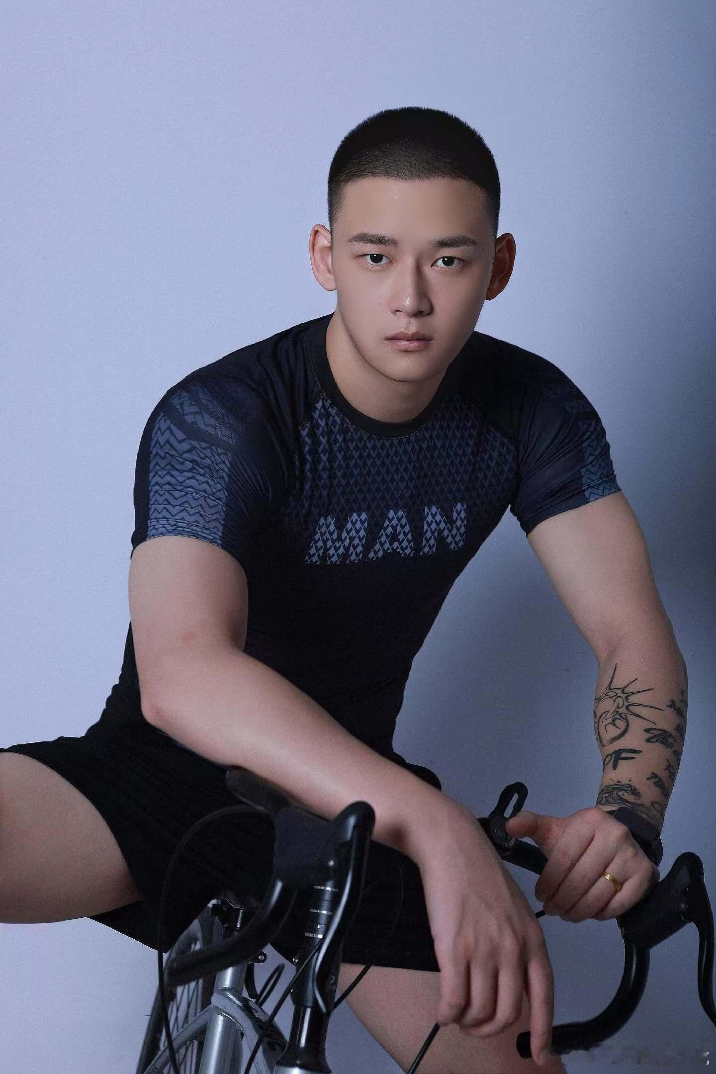 骑行日记黑西装男神穿搭分享  男生还是要阳光点比较好，加油吧少年。 