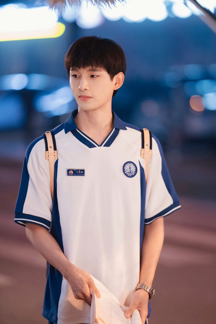 娱乐姚琛耀眼校服扮相姚琛耀眼学生头🆘姚琛耀眼造型真的很好笑！！