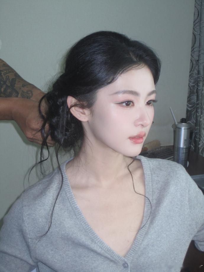 赵晴和国风舞台的适配度 看完《春三月》舞台直拍，终于懂了什么叫“人在画中游”。赵