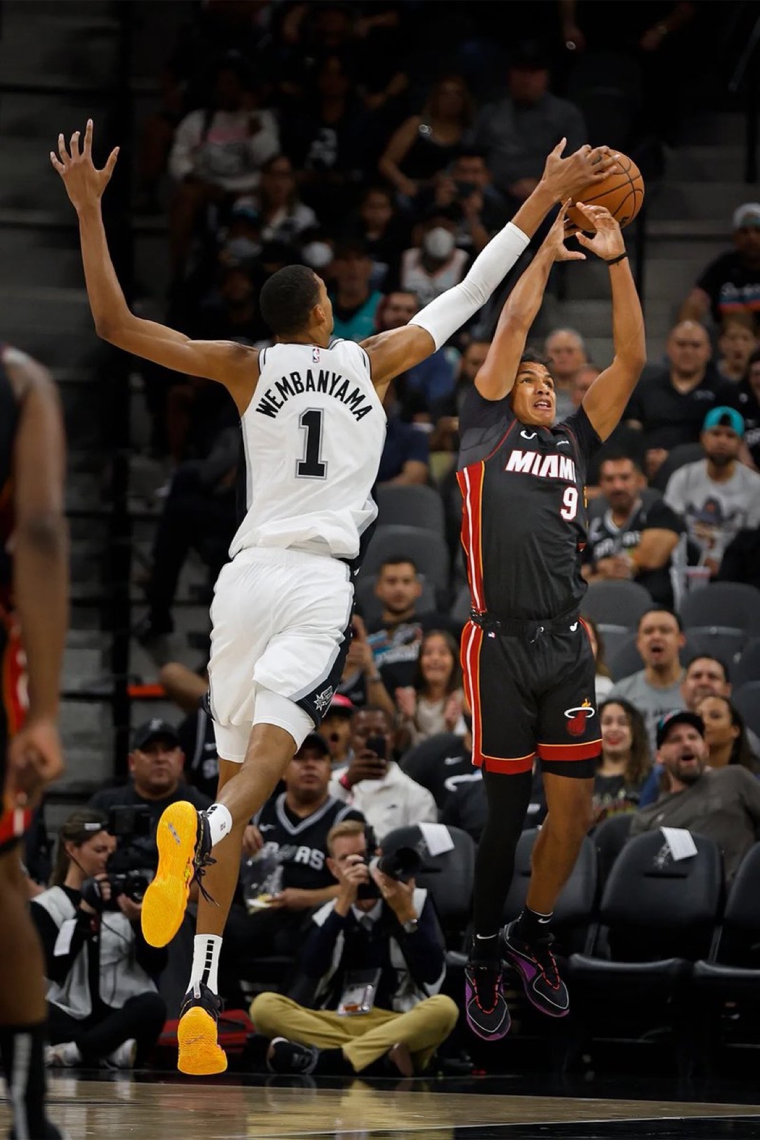 维克托·文班亚马谈盖帽时他的脑子里在想什么：“感觉就像毁了别人的一天……有时候挺