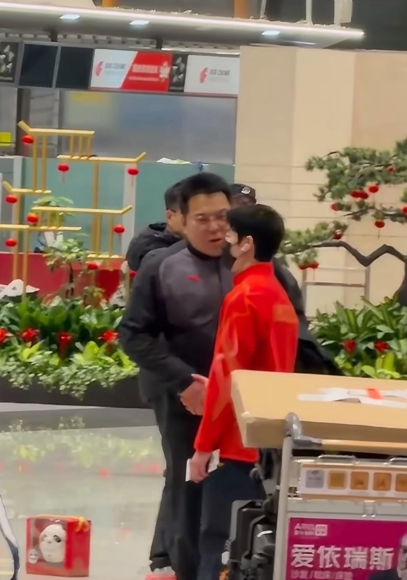 林孝埈中国式握手打招呼林孝埈用中国式握手热情打招呼，展现入乡随俗的亲切与融入感。