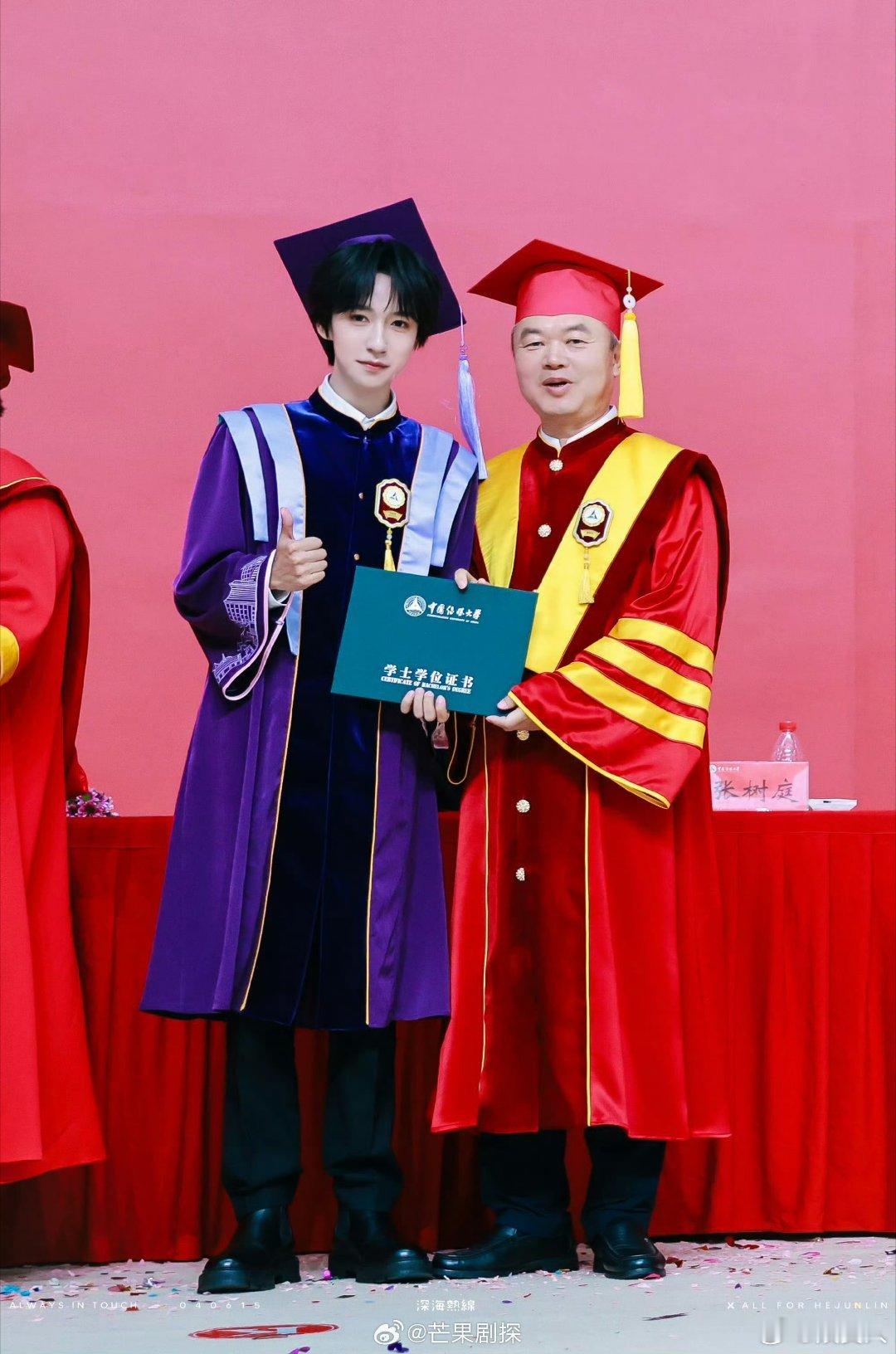 贺峻霖紫色学士服贺峻霖毕业拨穗直播贺峻霖参加学校的毕业典礼，是紫色学士服耶 