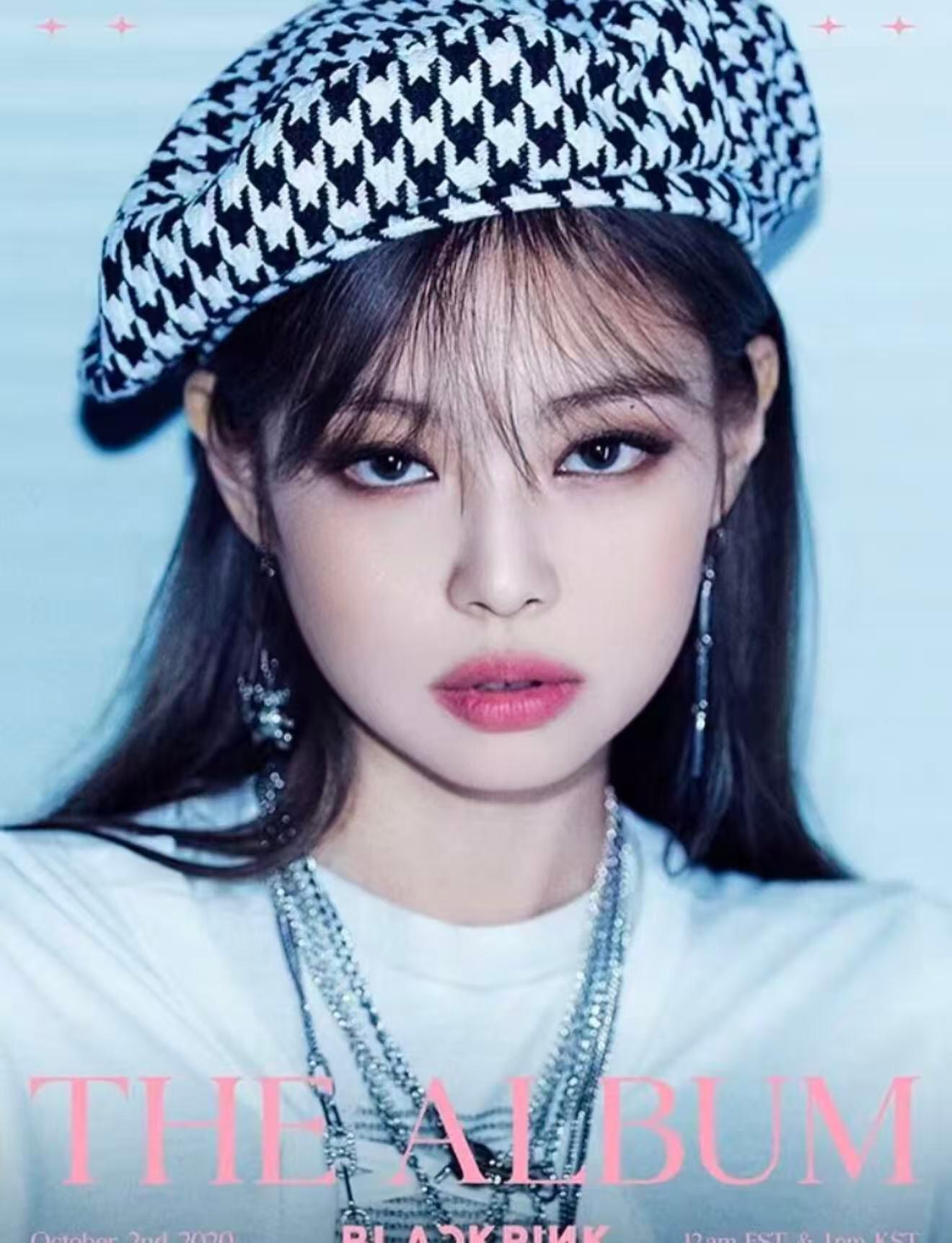Jennie和辛芷蕾好像。圆圆的短脸小脸，和偏圆钝的鼻子，还有上扬的细长眼睛，慵