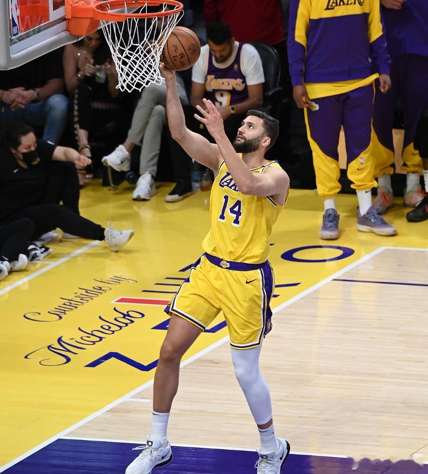 NBA常规赛，湖人客场143-135险胜爵士。本场比赛克莱伯出战19分钟，2投1