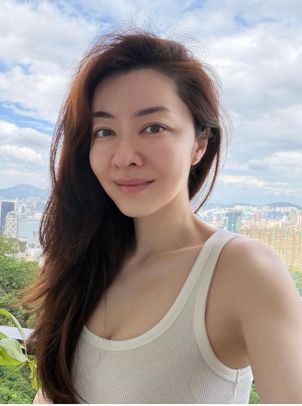 香港女星熊黛林近日喜迎45岁生日，在社交平台晒出多张庆生照，展现幸福家庭生活。与