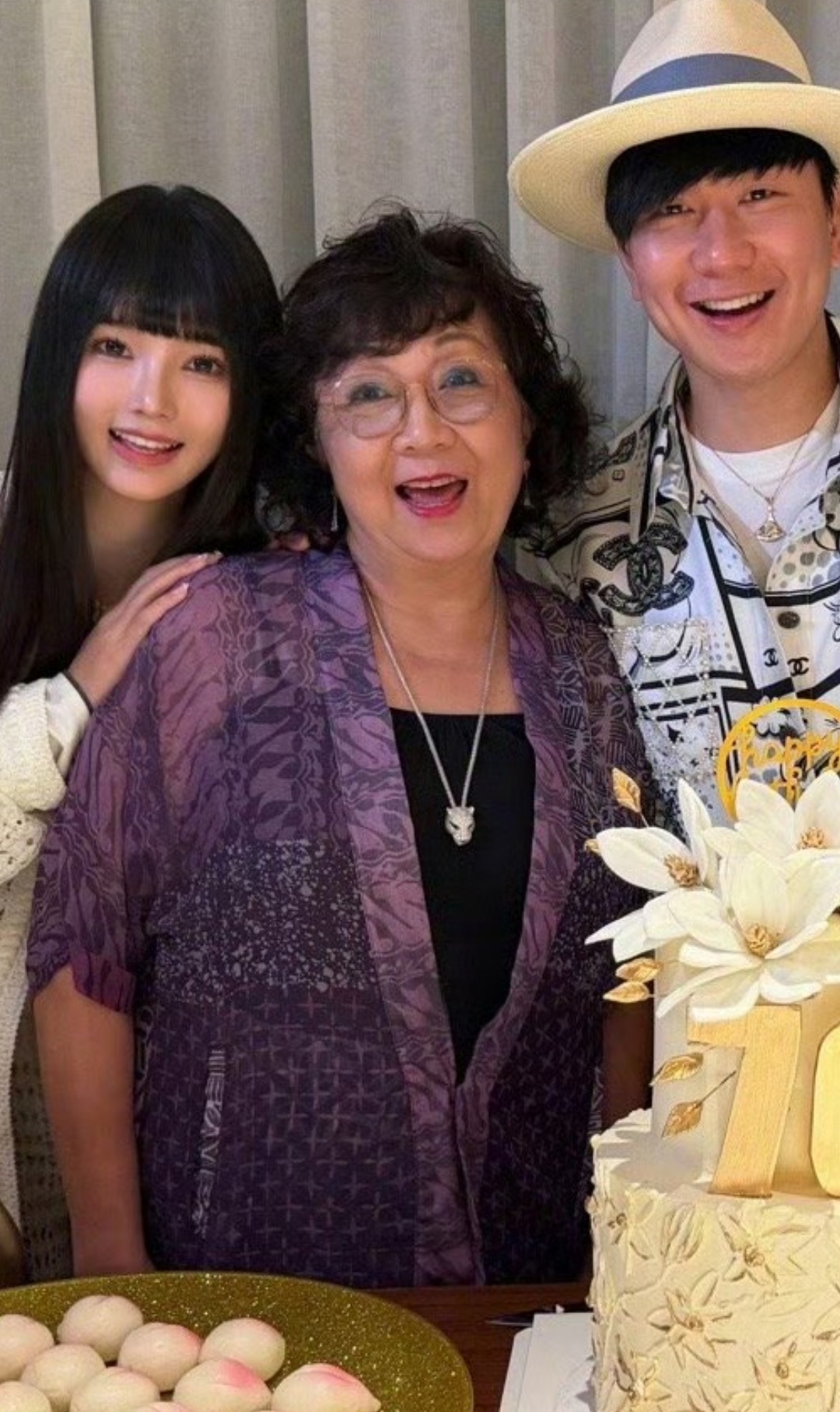 林俊杰官宣恋情华语乐坛“老少恋”直接砸脸上。44岁林俊杰在妈70大寿全家福里，公