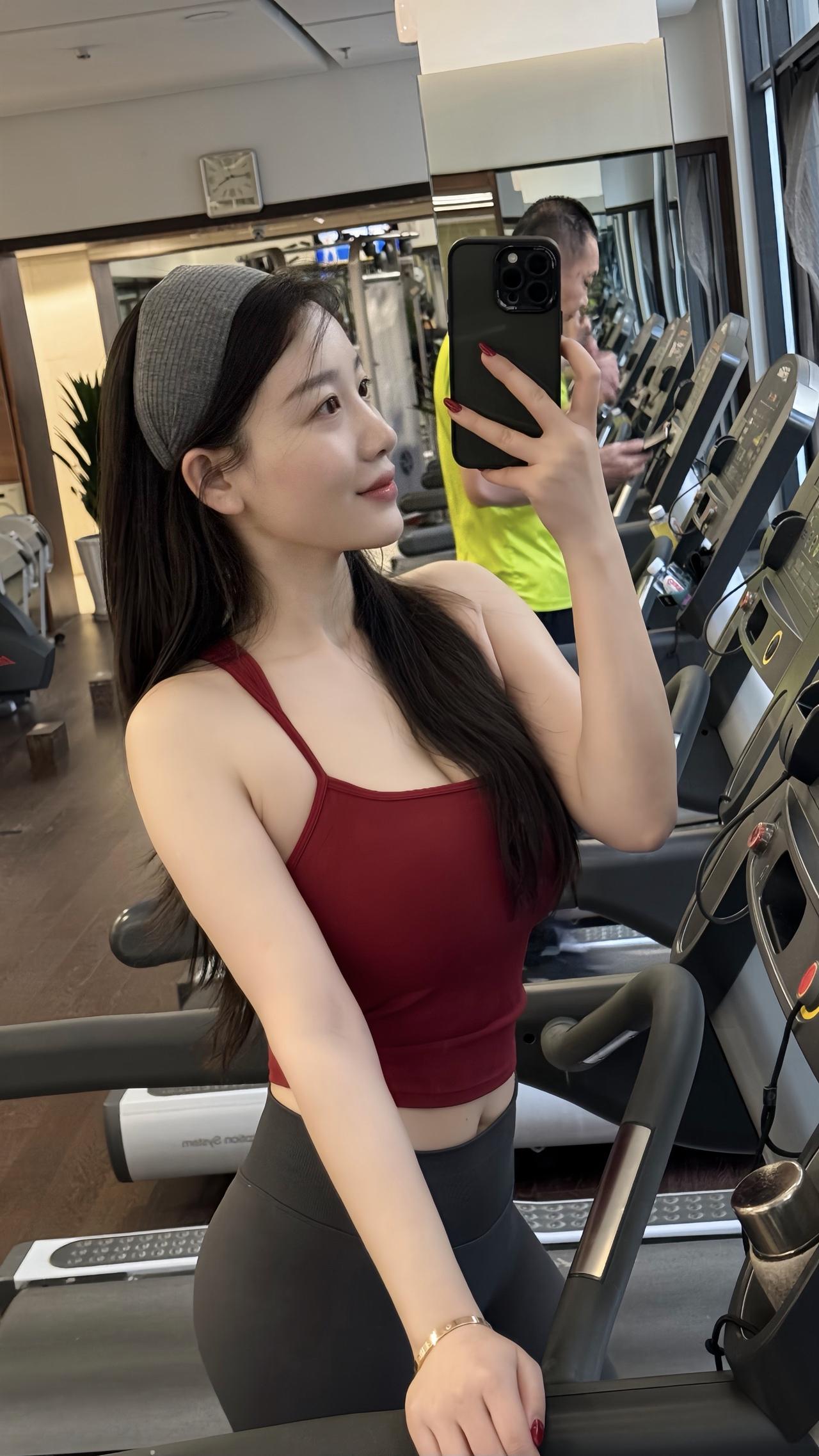 健身女孩 唯有训练不可辜负 身体和灵魂总有一个在路上 健身拍照两不误 爱健身爱生