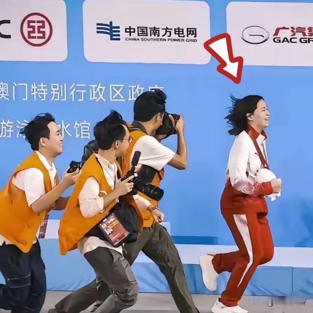 全红婵自己也没料到，赛后这张照片会火出圈吧！一张平平无奇的照片，
但仔细放大看，