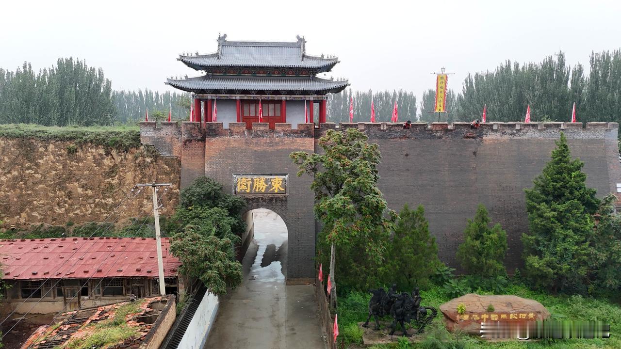 黄河的几字湾里，自古以来就是游牧文化与中原文化的冲突融合地带，我们今天来到的托克