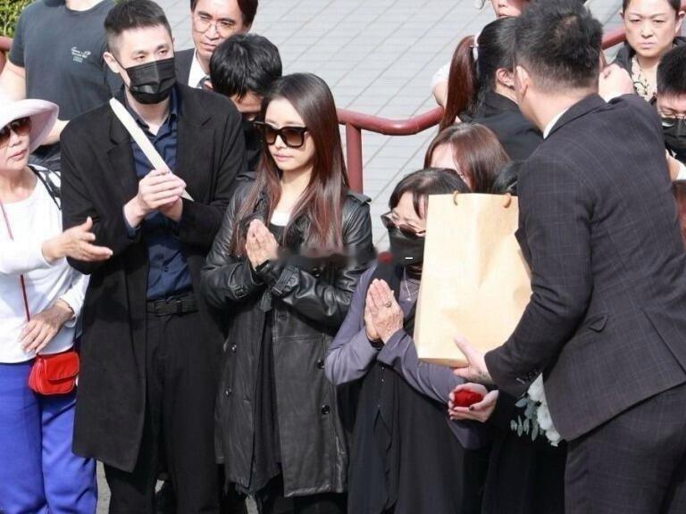 林心如陪琼瑶家属操办后事，亲手花葬恩师入土长眠！ 