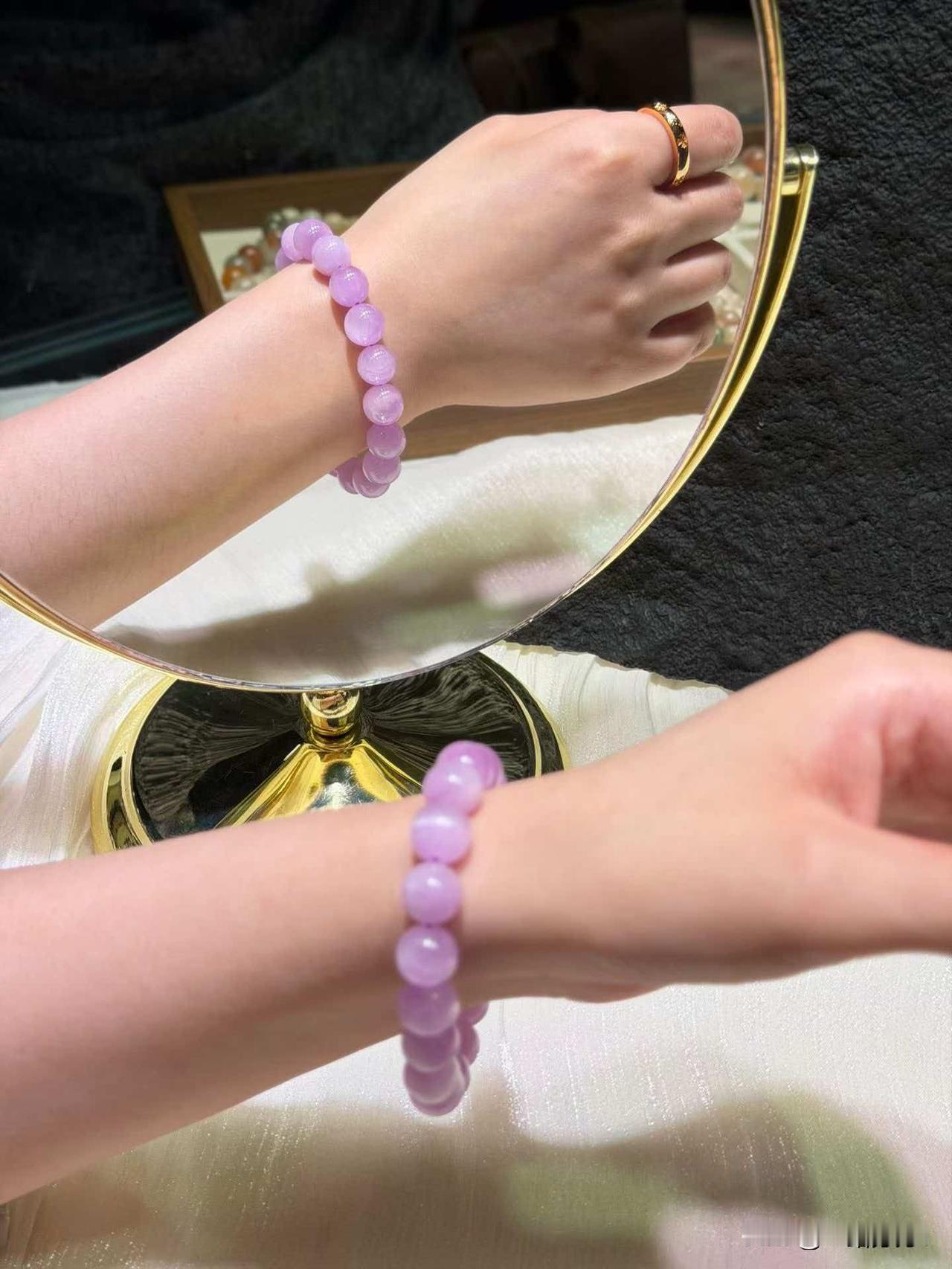小棉袄雯变晚上发我图片，我一上来以为是小家伙考试试卷，打开仔细一看，小家伙在书上