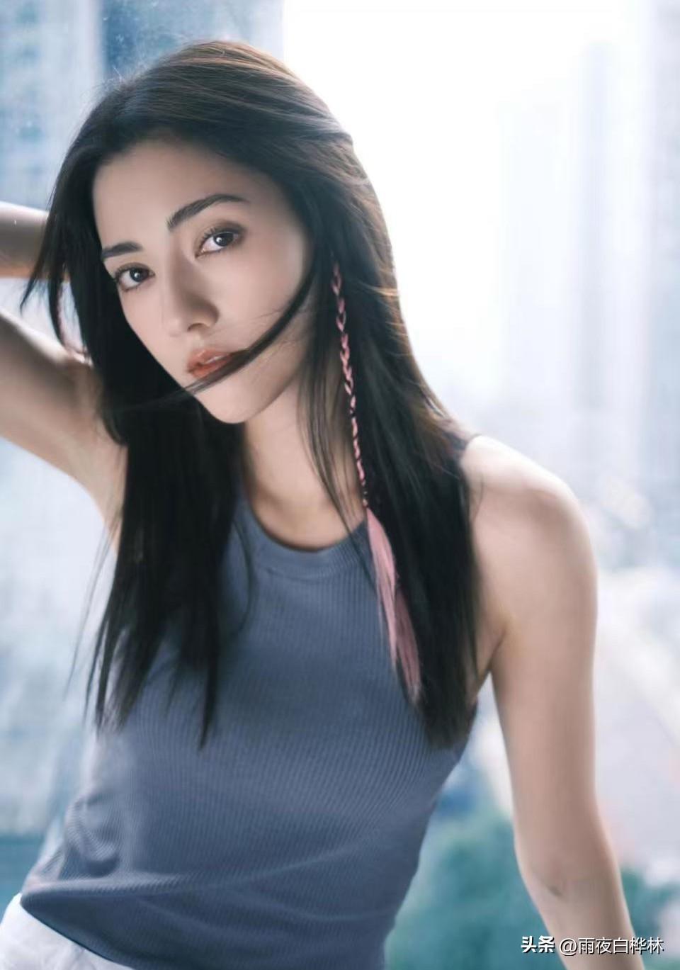 娜然能被霍家默许，
不是她面相多旺夫，
也不是她国籍多干净，
而是霍启山今年已经