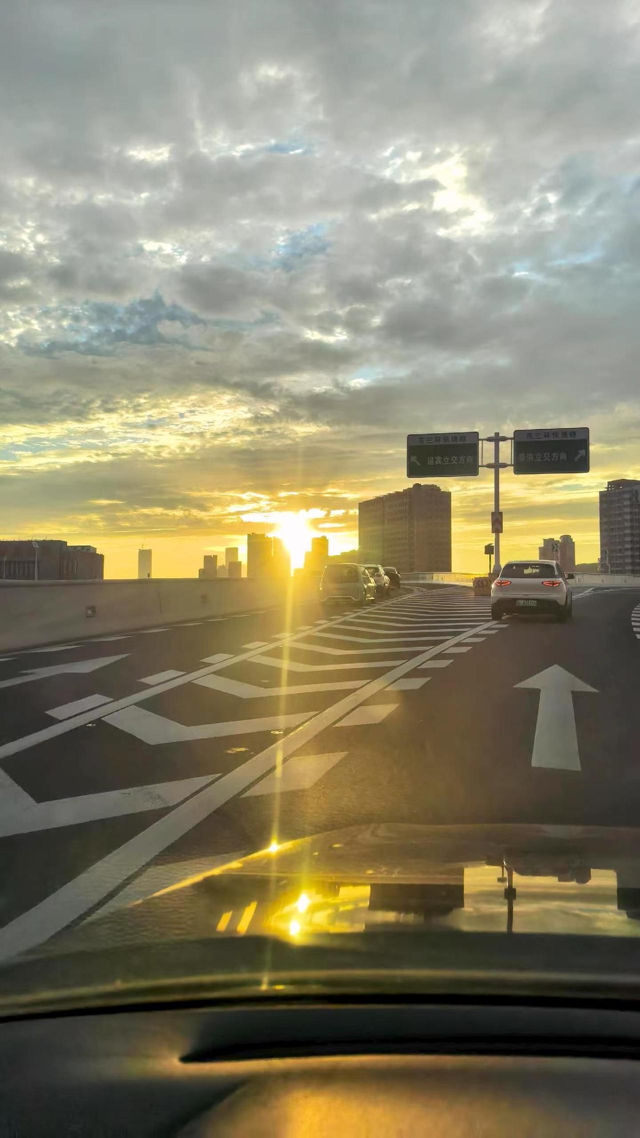 向左也好，向右也罢，条条道路皆可抵达终点。人生本就没有唯一正确的选择，不必纠结于