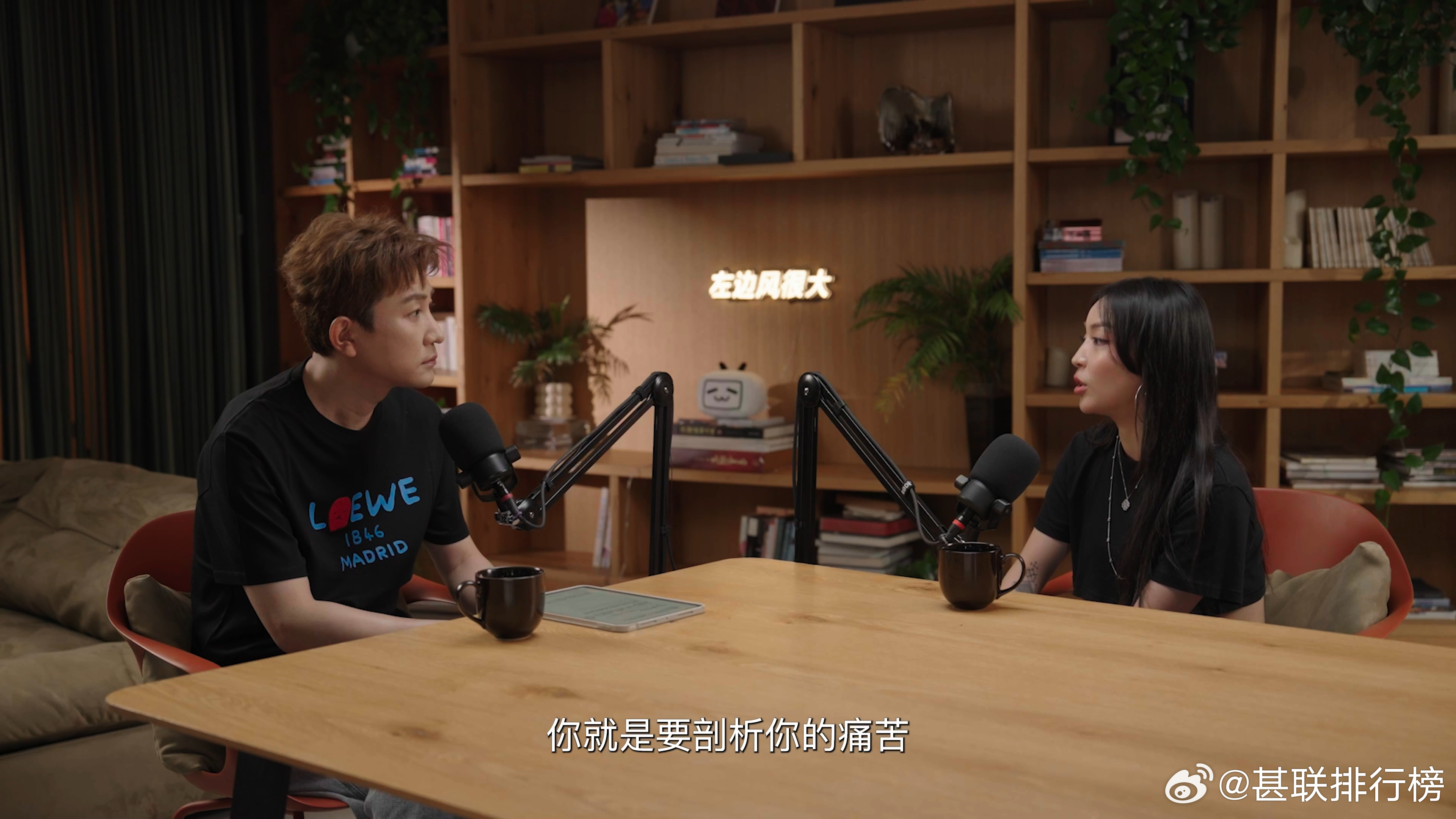 VaVa回应怼梁源的原因VaVa说乐评人需要帮音乐市场变更好现在不少音乐综艺喜欢
