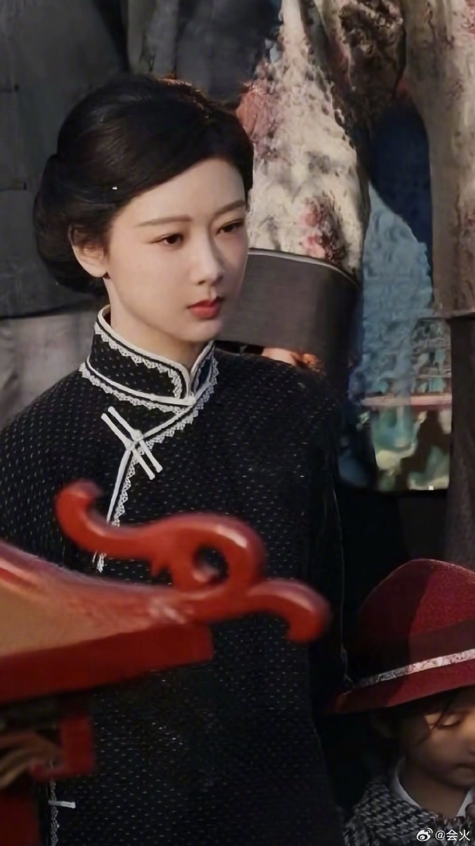 杨紫玉兰花开君再来旗袍路透 是旗袍盘发的董君竹~ 