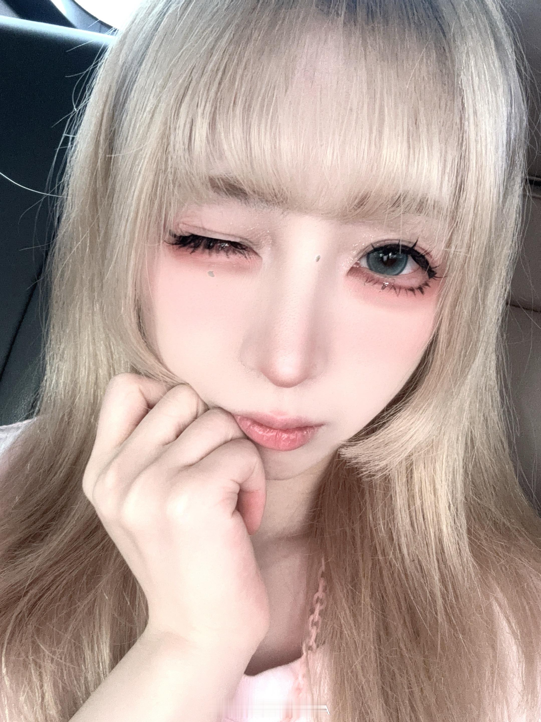 🩵🩵🩵很久没戴蓝色眼睛喽👀 