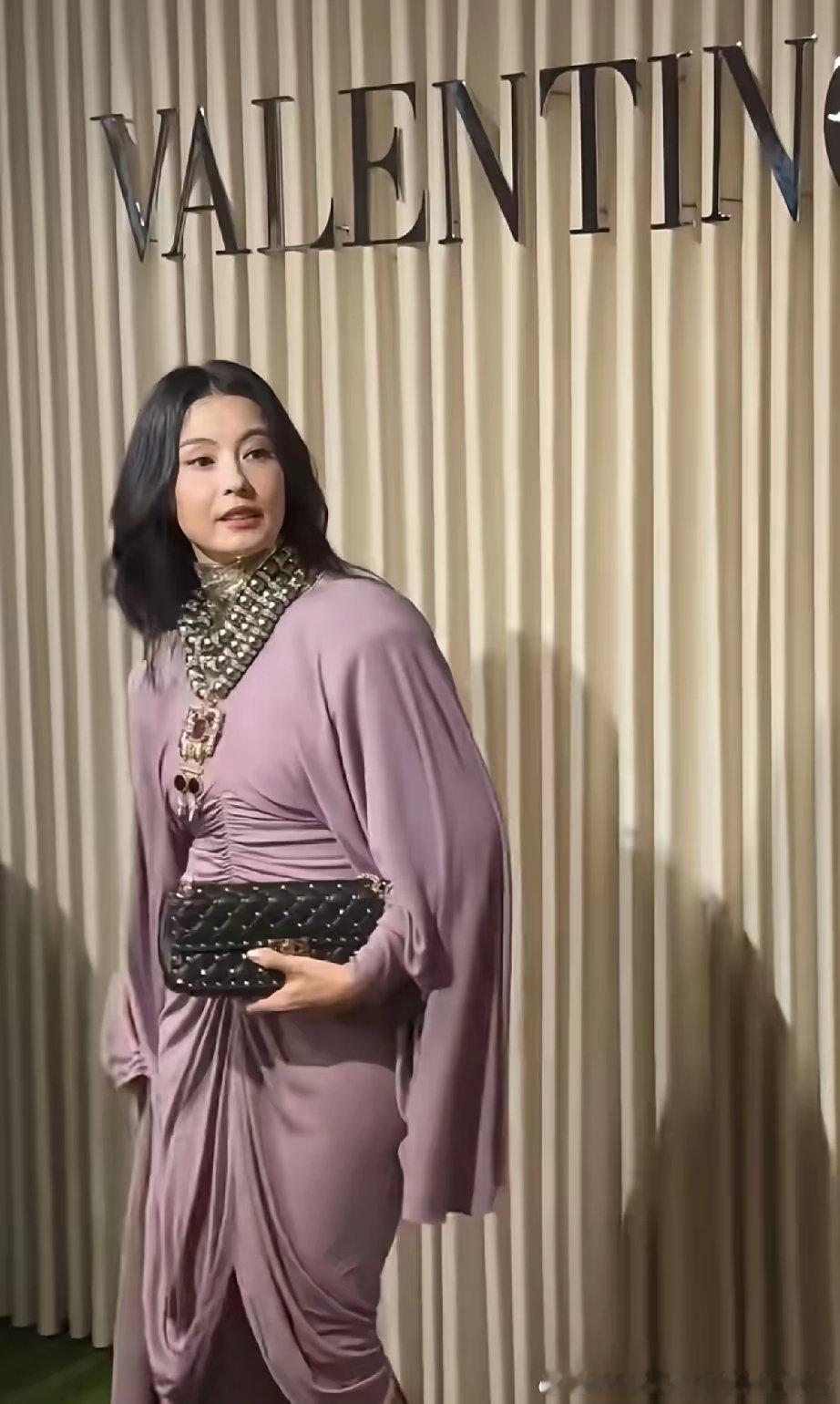 看完张柏芝华伦天奴活动的生图，岁月还是败了美人。 ​​​