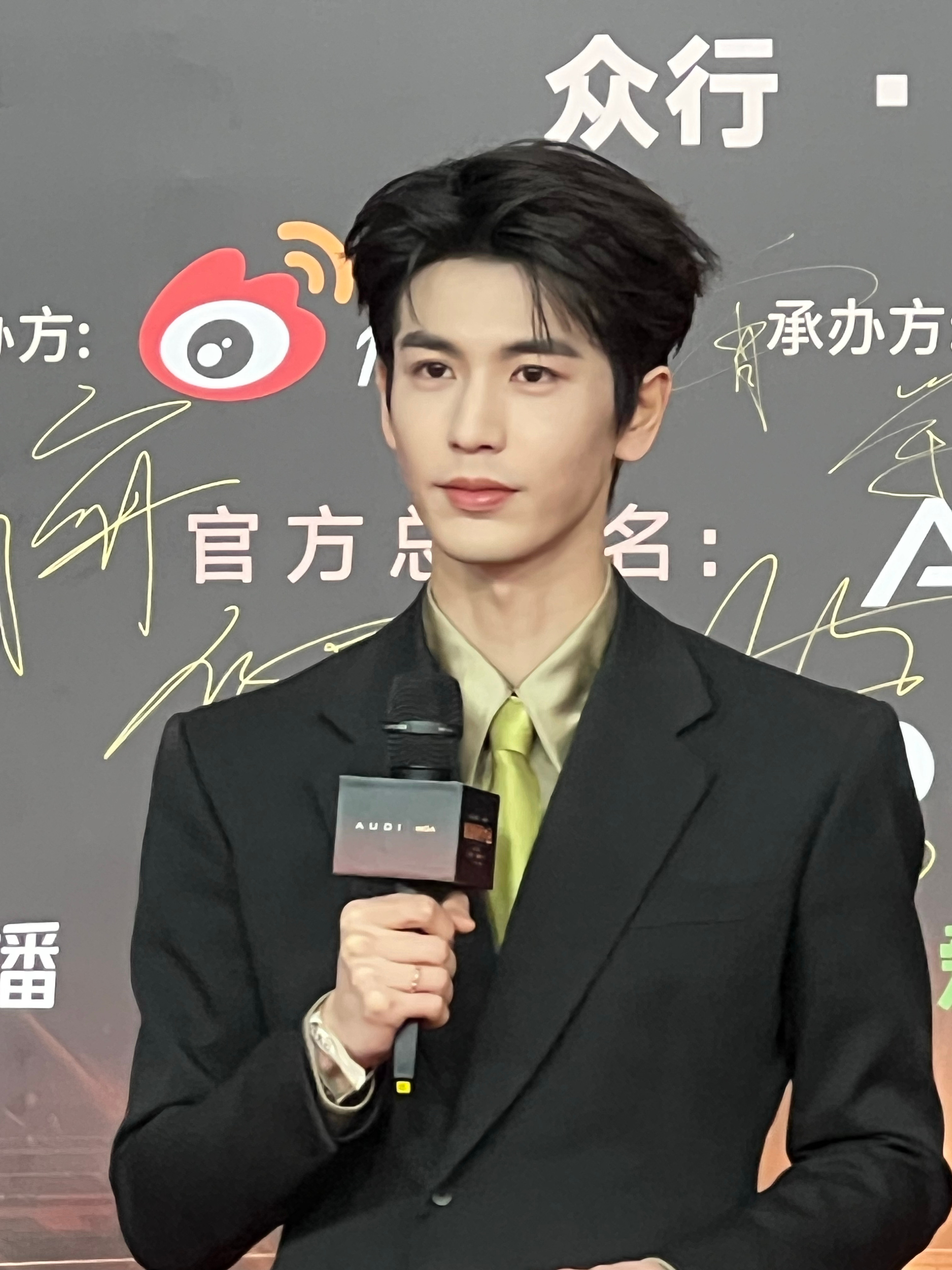 来点凌赫生图！！！！啊啊啊啊啊帅死了张凌赫红毯生图的神 张凌赫微博视界大会红毯生