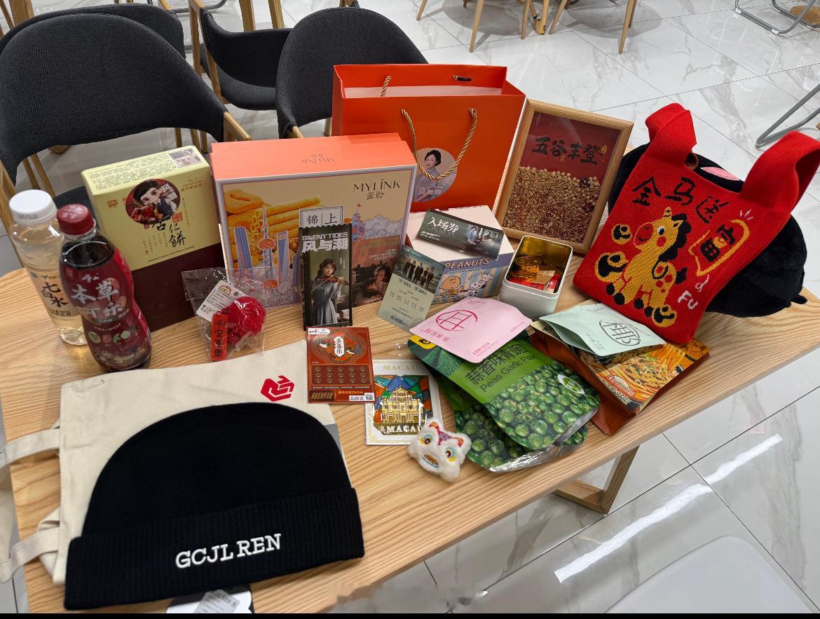 《风与潮》看片会伴手礼好丰富，看到了任嘉伦品牌的针织帽，留下了羡慕的泪水…… 