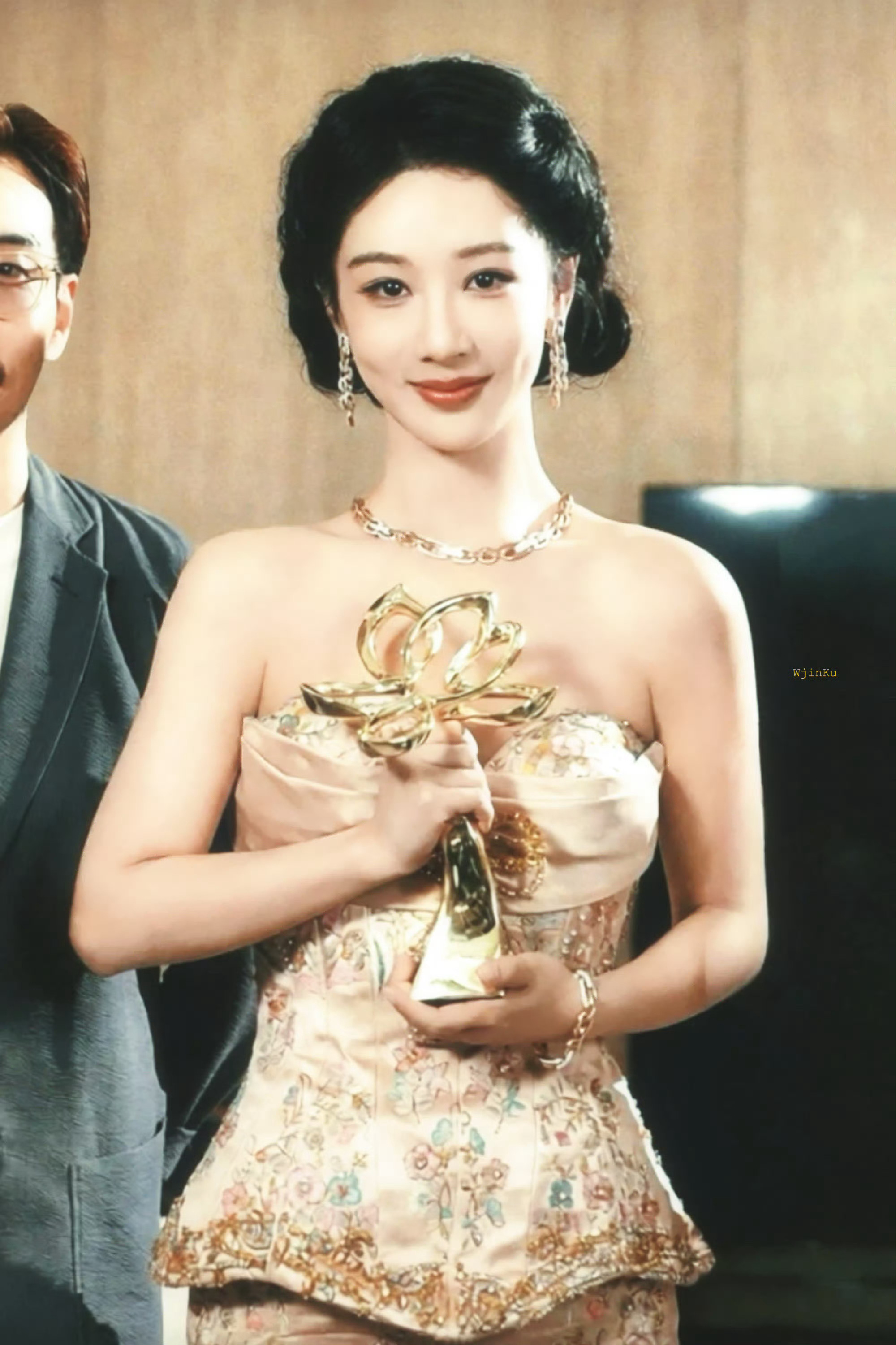 二十余年，你从“国民闺女”长成“白玉兰视后”，长成能扛起时代面孔的演员。但在我这