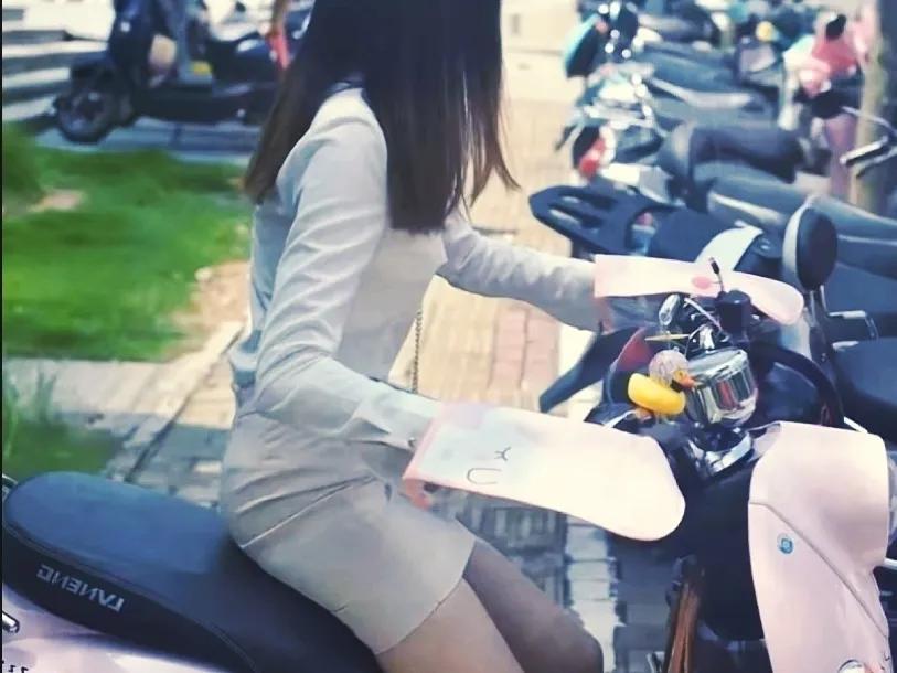炎炎夏日，美女热得直接跳了起来！！

一穿白上衣、包臀裙裤的女孩逛累了，准备骑粉