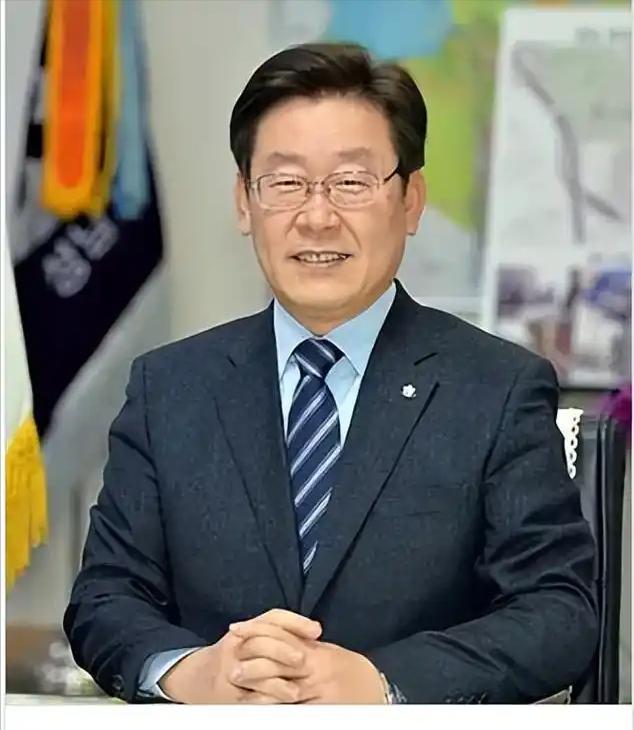 就在刚刚，

韩国总统府发布声明，

2月19日，针对朝鲜高度评价韩国有关无人机