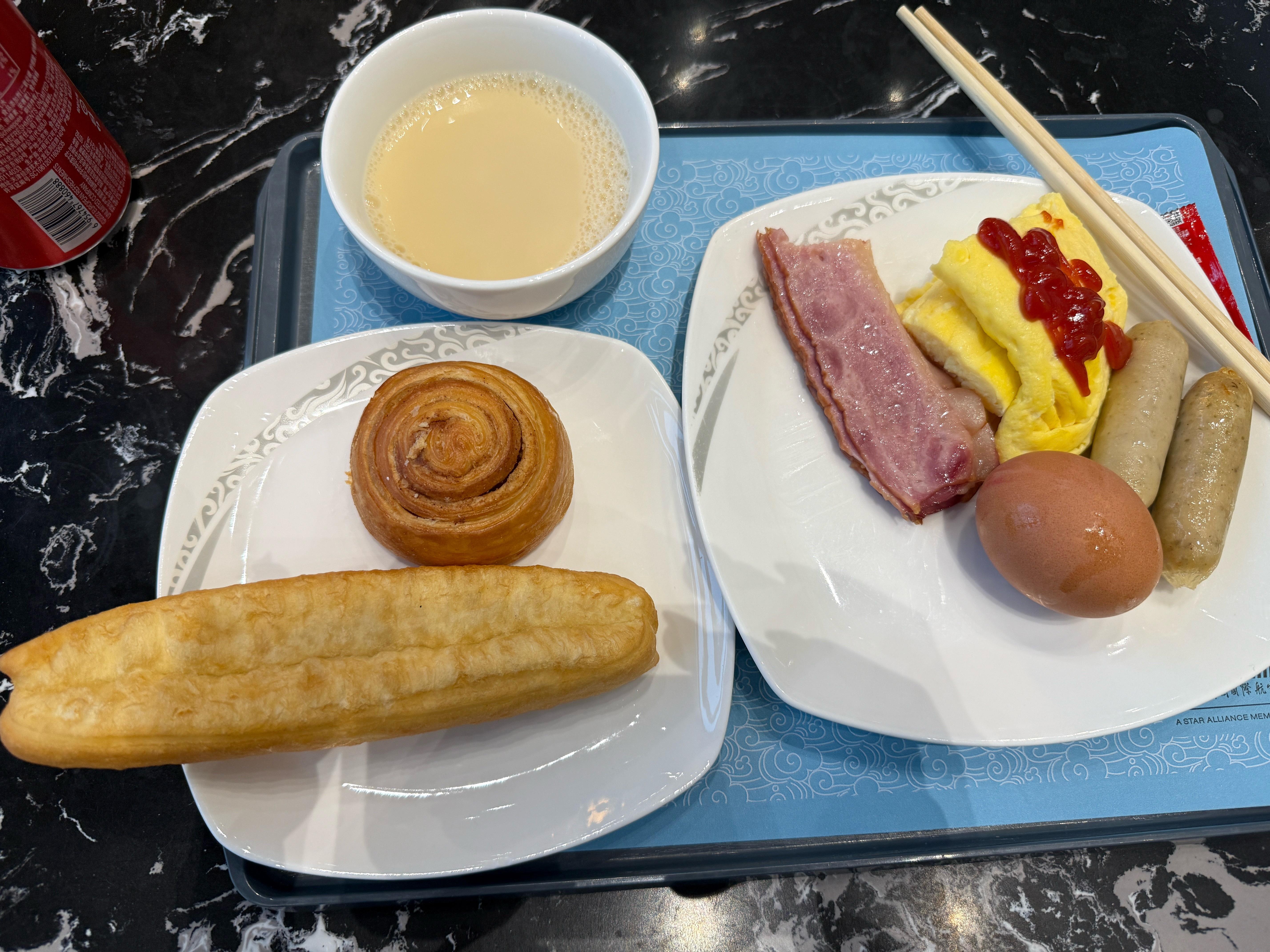 今天总共要飞12个小时✈️我吃饱点好上飞机直接晕碳碎觉卷妹的唠嗑今天小卷长胖了吗