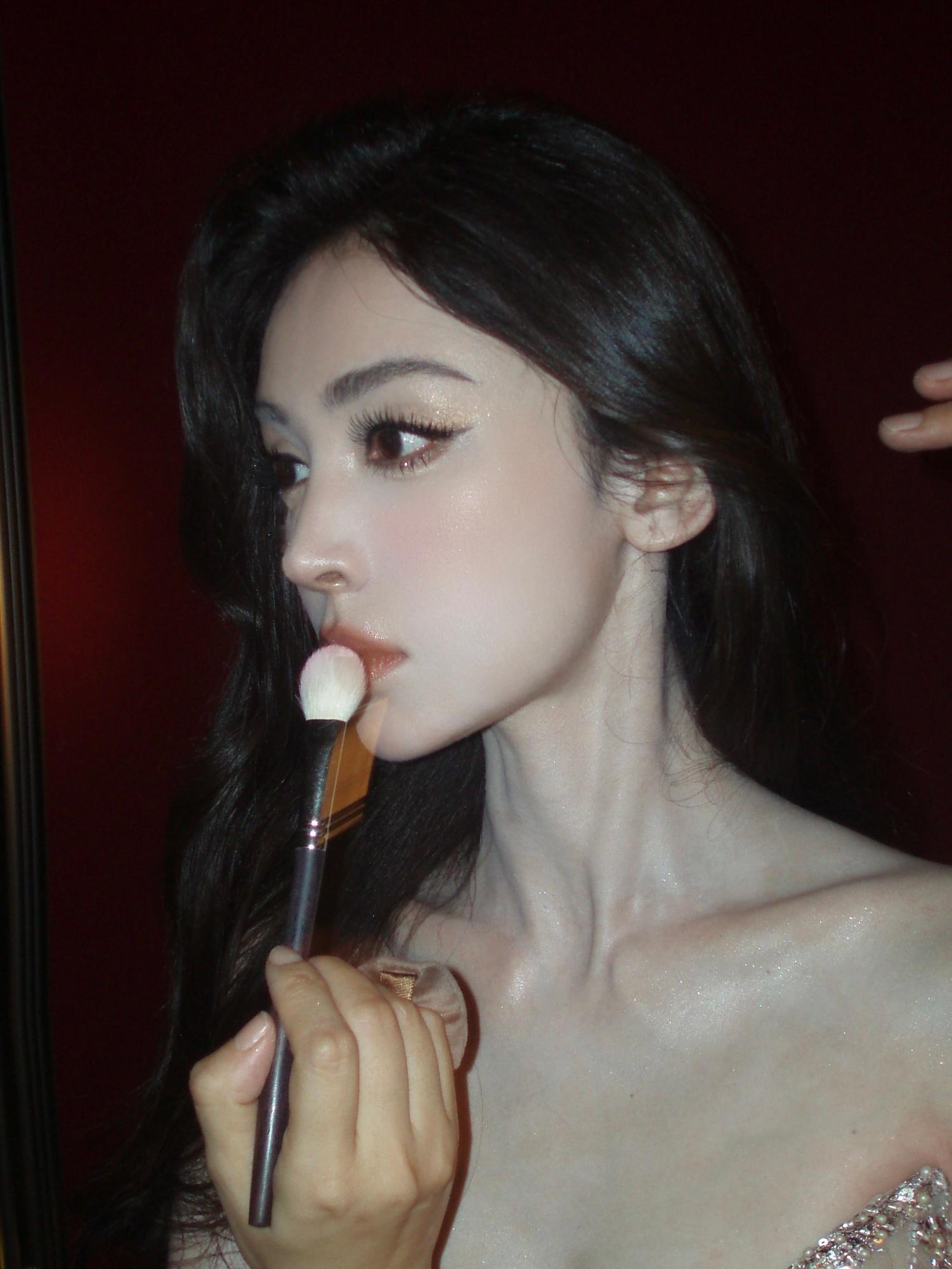 你说怎么有人可以这么美 靠近她的一切事物都能沾她美貌的光 化妆刷被娜扎的脸衬的像