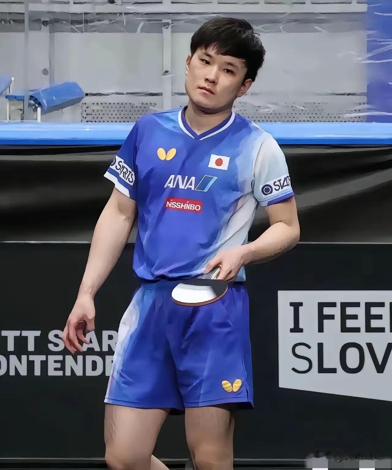 男团决赛第四盘，张本智和3-0拿下王楚钦，把大比分扳成2-2。赢球那一刻他仰天怒