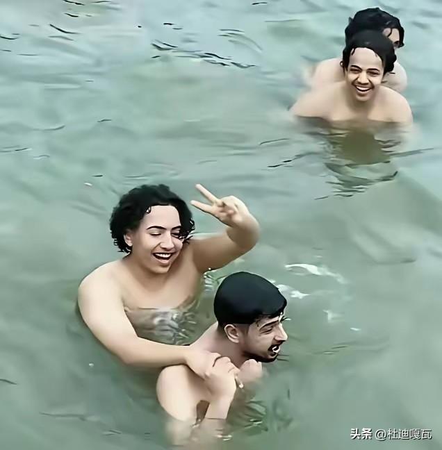 武汉东湖这段视频看得人特别不舒服，好几位南亚面孔的外籍男子，直接从观景栈桥跳进湖