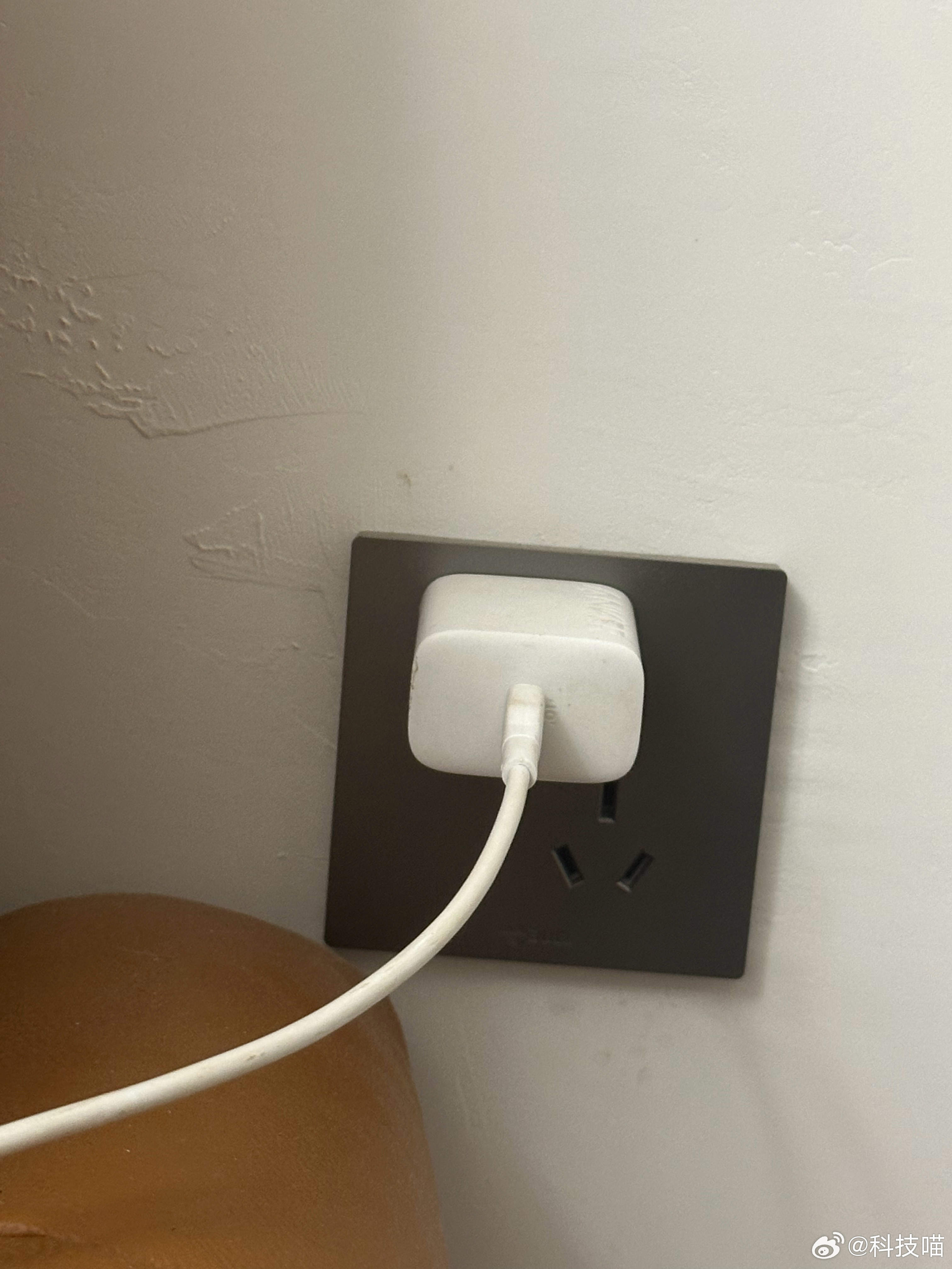iPhone正确充电方式手机就是一个工具，一个电子消费品，用几年就换了，想充电就