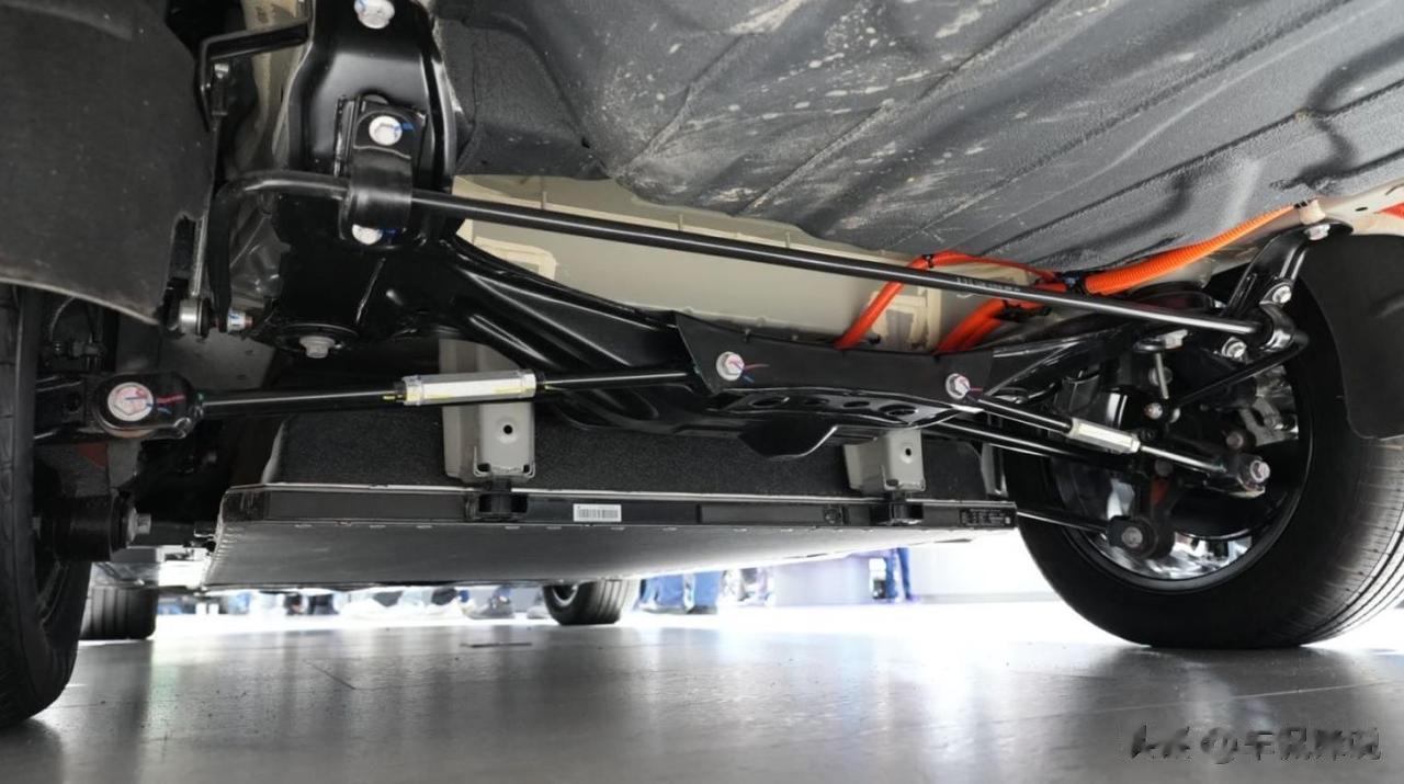 纯电平台有哪些优势？荣威D7 EV比秦PLUS EV强在哪？
“油改电”这个词大