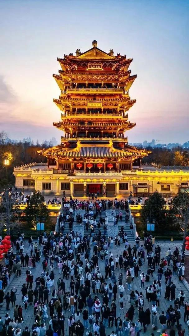 超然楼亮灯瞬间之所以能令人震撼心灵，主要归因于以下几个方面：

一、历史文化的深