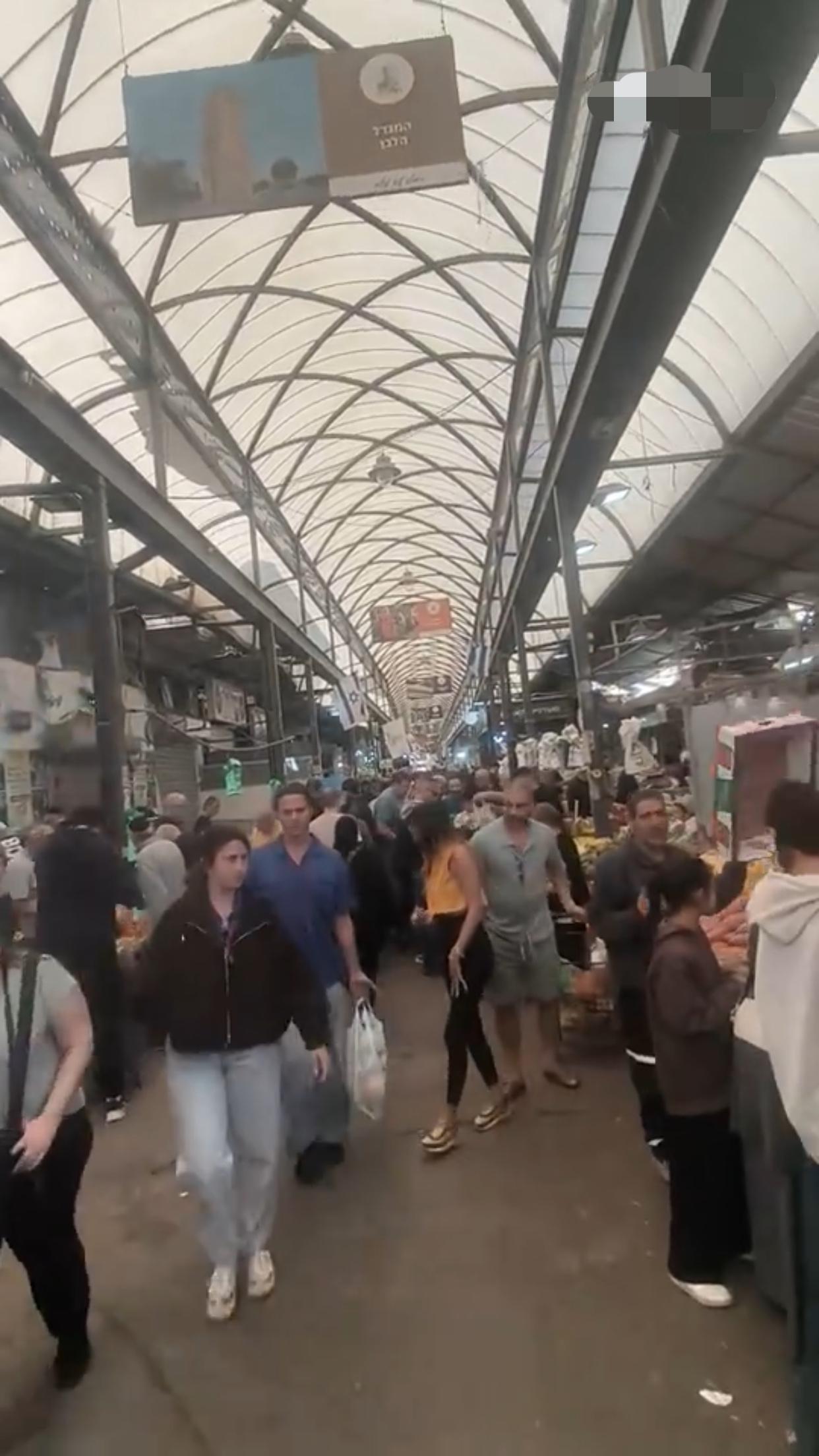 有一位在以色列的中国网友发视频表示：他现在在以色列很安全，没有打仗的痕迹，大家不