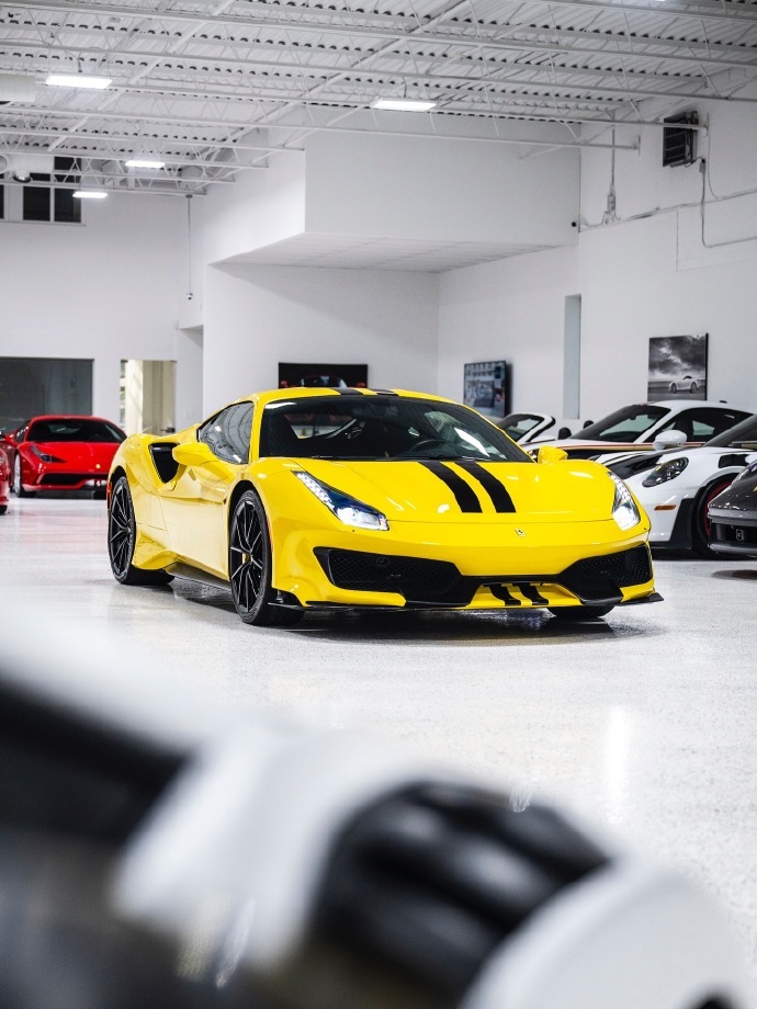 蜜蜂Pista！这辆外观设计精美的法拉利488 Pista，采用了经典的吉拉洛·