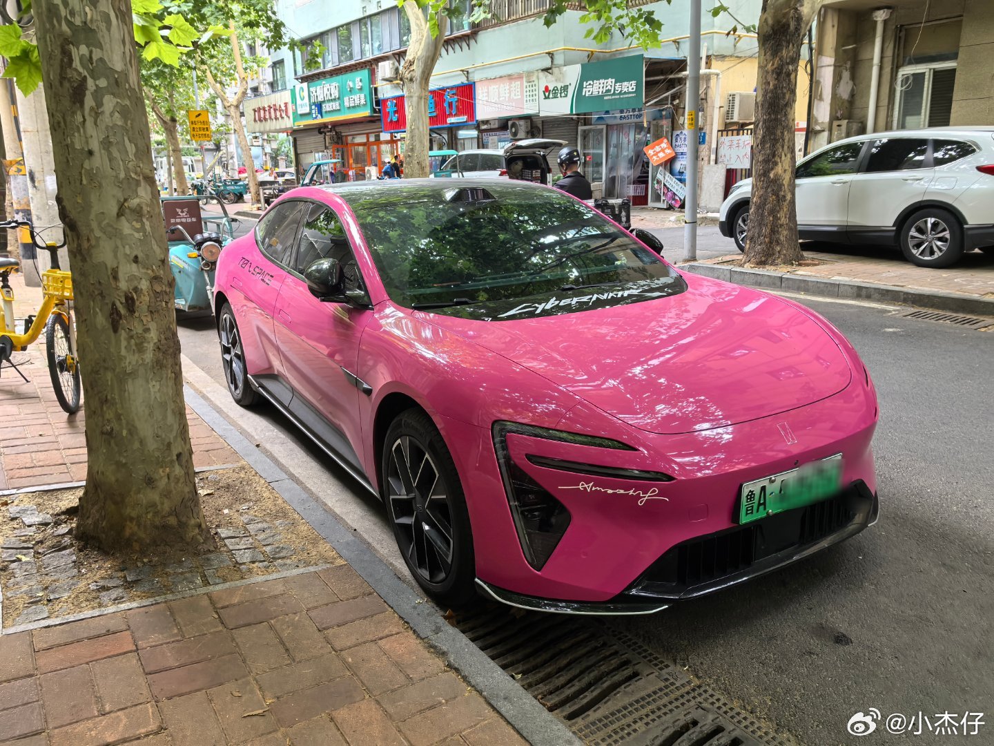 济南街头遇到个塔子车主，把爱车打扮成粉扑扑的，这个有多少妹子能抗拒？大v聊车 ​
