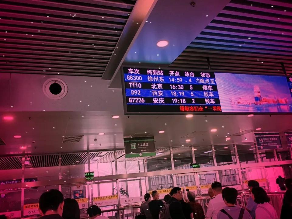 拥挤繁忙的候车室