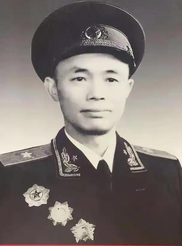 [微风]1967年，开国少将钟伟被装进麻袋中乱棍殴打，随后被连人带麻袋丢进江中，