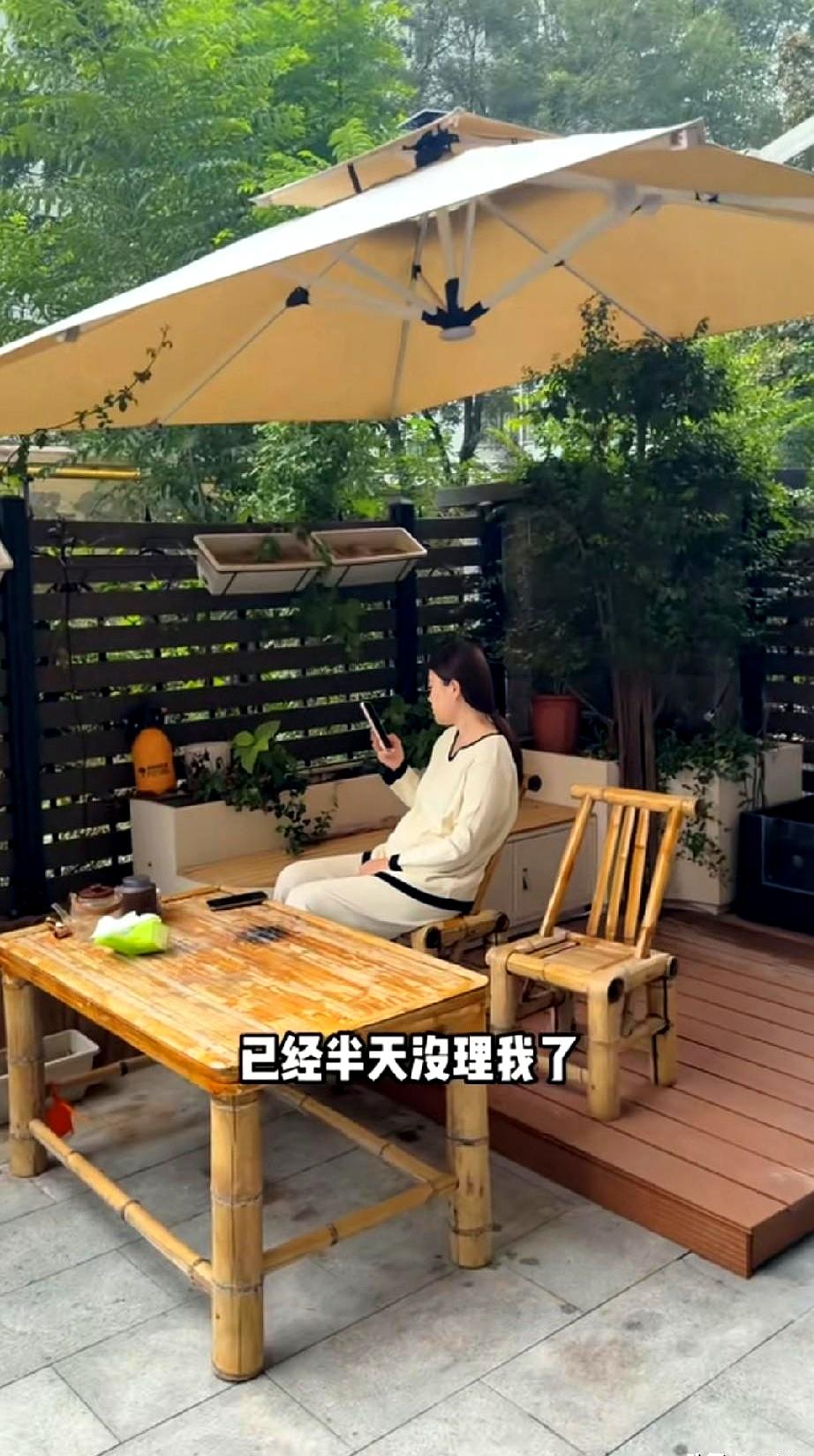 两口子为“月子中心还是在家”小别扭来了。
解清帅觉得去中心省心，月嫂带娃、产后修