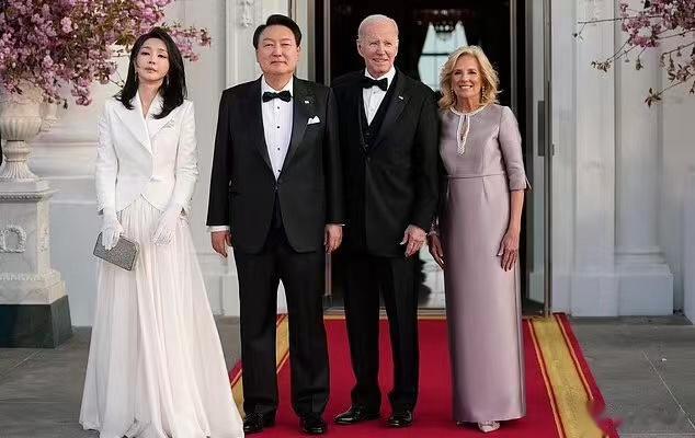 

这次尹锡悦访美，为了赢得拜登的“芳心”，给美国备了两份“厚礼”，

拜登也“